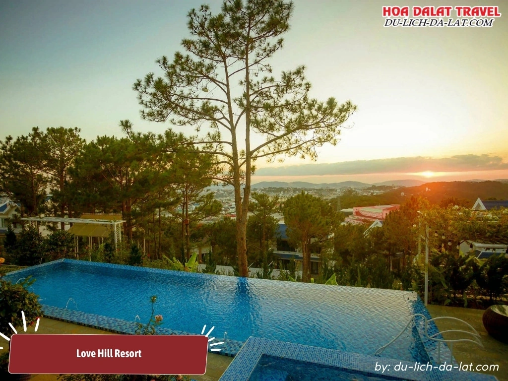 Hồ bơi ngoài trời ở Love Hill Resort với tầm nhìn đẹp