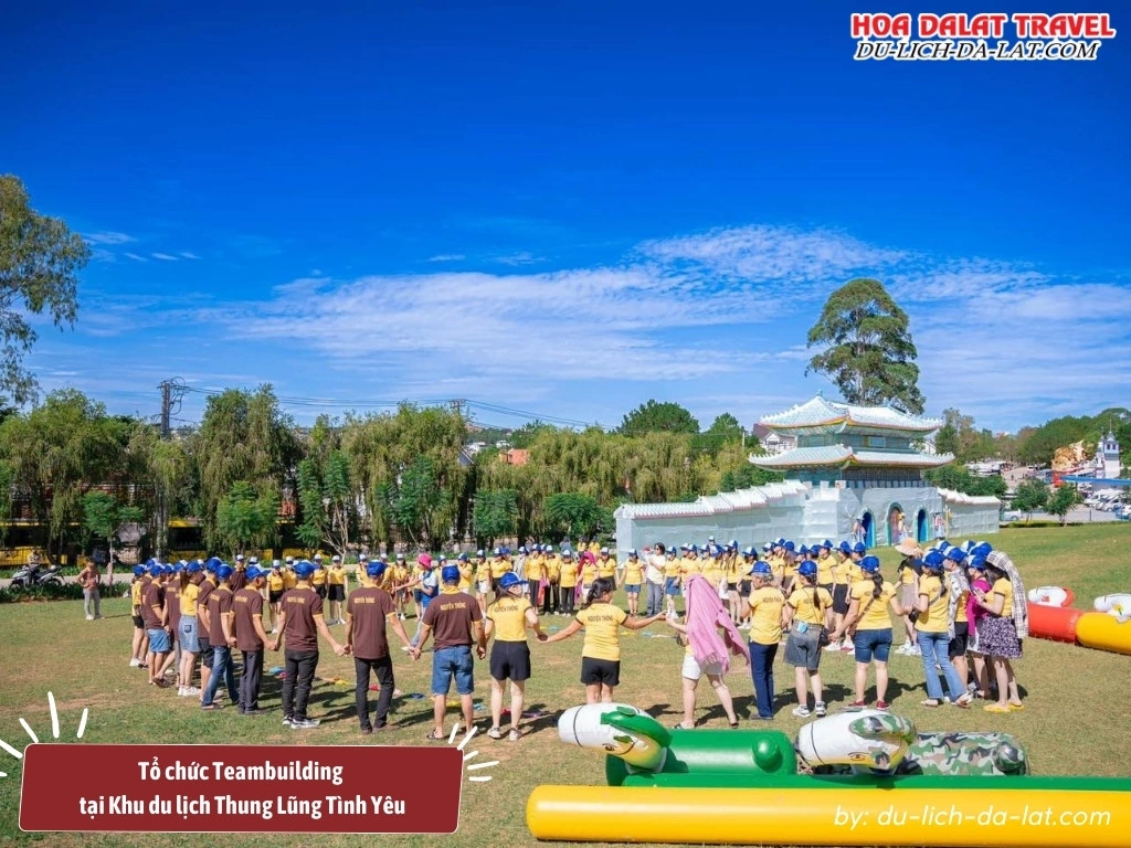 Thung Lũng Tình Yêu có phong cảnh thơ mộng mà còn có không gian rộng lớn phù hợp để teambuilding