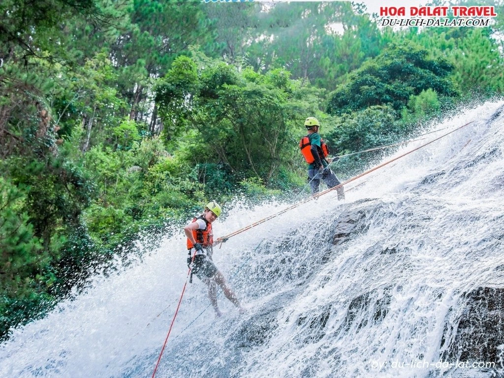 Chơi trò chơi mạo hiểm tại thác Datanla