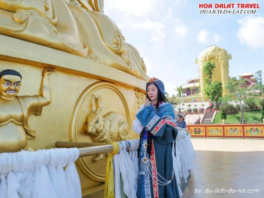 Tham gia xoay Đại Bảo Tháp Kinh Luân khi đi tour Samten Hills Đà Lạt 1 ngày