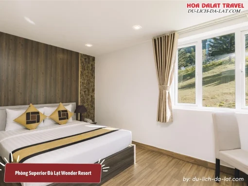 Phòng Superior tại Dalat Wonder Resort với không gian sang trọng, nội thất tinh tế và cửa sổ nhìn ra khung cảnh thiên nhiên tuyệt đẹp