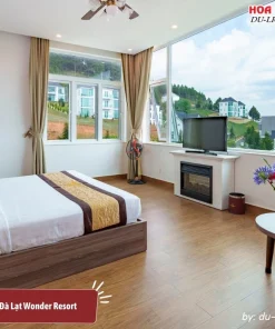 Phòng Deluxe tại Dalat Wonder Resort được thiết kế với tông màu trầm ấm, diện tích 35m², các tiện nghi hiện đại, mang đến không gian nghỉ ngơi thoáng đãng với tầm nhìn tuyệt đẹp ra hồ Tuyền Lâm