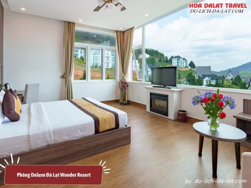 Phòng Deluxe tại Dalat Wonder Resort được thiết kế với tông màu trầm ấm, diện tích 35m², các tiện nghi hiện đại, mang đến không gian nghỉ ngơi thoáng đãng với tầm nhìn tuyệt đẹp ra hồ Tuyền Lâm