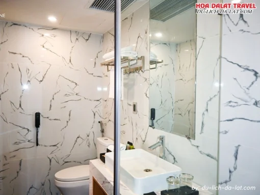 Phòng WC khách sạn Hôtel Colline Đà Lạt sạch sẽ, thoải mái và tiện nghi