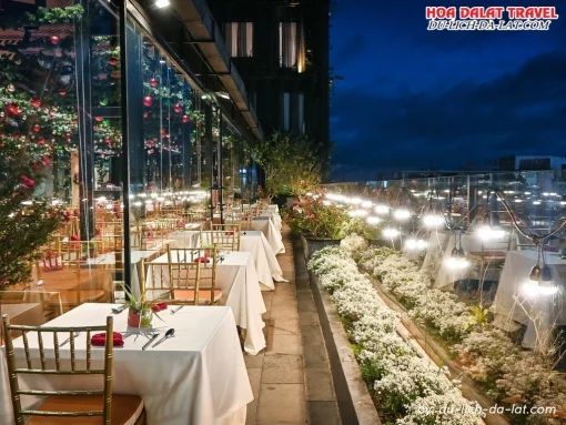 Nhà hàng ở Hôtel Colline sang trọng với view thành phố cực lãng mạn