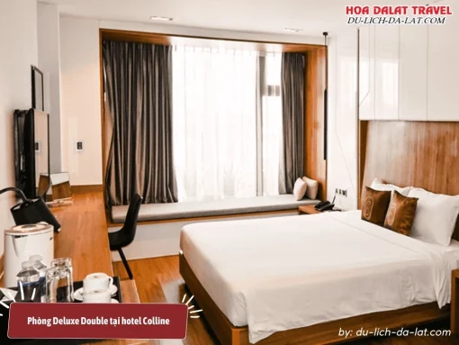 Phòng Deluxe Double tại Hôtel Colline với nội thất cao cấp, giường đôi rộng rãi và tiện nghi hiện đại, mang đến trải nghiệm nghỉ dưỡng đẳng cấp