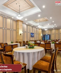 Nhà hàng tại La Sapinette Hotel phục vụ đa dạng ẩm thực từ truyền thống đến quốc tế, với không gian sang trọng và dịch vụ chu đáo