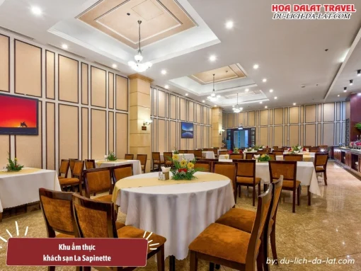 Nhà hàng tại La Sapinette Hotel phục vụ đa dạng ẩm thực từ truyền thống đến quốc tế, với không gian sang trọng và dịch vụ chu đáo