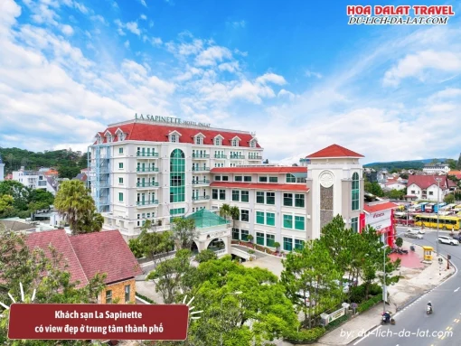 La Sapinette Hotel sở hữu view đẹp hướng ra trung tâm thành phố, mang đến tầm nhìn tuyệt vời