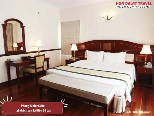 Phòng Junior Suite tại khách sạn Sài Gòn Đà Lạt, không gian sang trọng với phòng khách riêng biệt, nội thất tinh tế và tầm nhìn tuyệt đẹp ra thành phố hoặc núi rừng