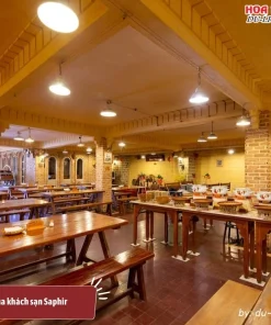 Nhà hàng tại Saphir Hotel mang phong cách sang trọng, phục vụ đa dạng các món ăn Á-Âu, kết hợp cùng không gian ấm cúng và dịch vụ chuyên nghiệp