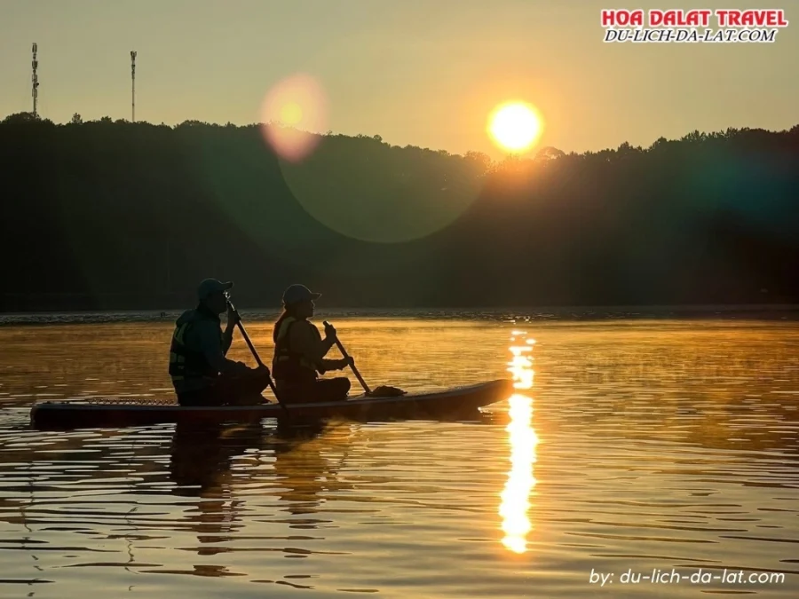 Chèo SUP ngắm hoàng hôn lãng mạn trên mặt hồ Tuyền Lâm