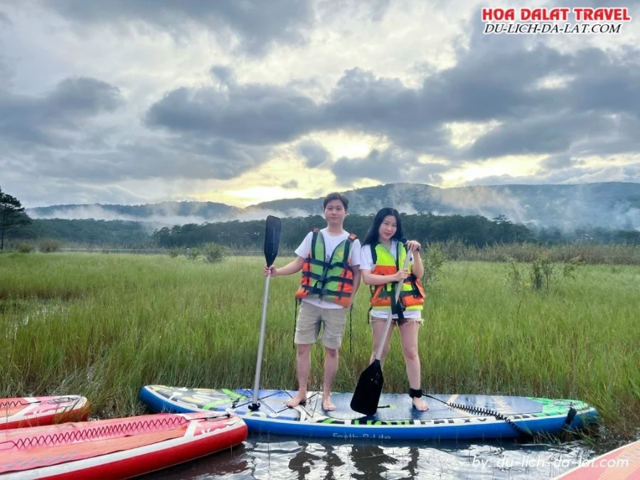 Du khách tham gia tour chèo SUP hồ Tuyền Lâm của Du-lich-da-lat Com