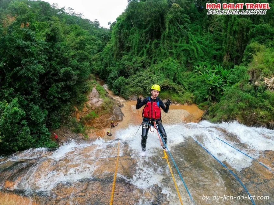 Tham gia trò chơi mạo hiểm tại thác Datanla khi đi tour Langbiang