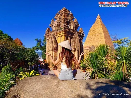 Check in tháp Bà Ponagar khi đi tour Nha Trang Đà Lạt 4N3Đ của Du-lich-da-lat Com