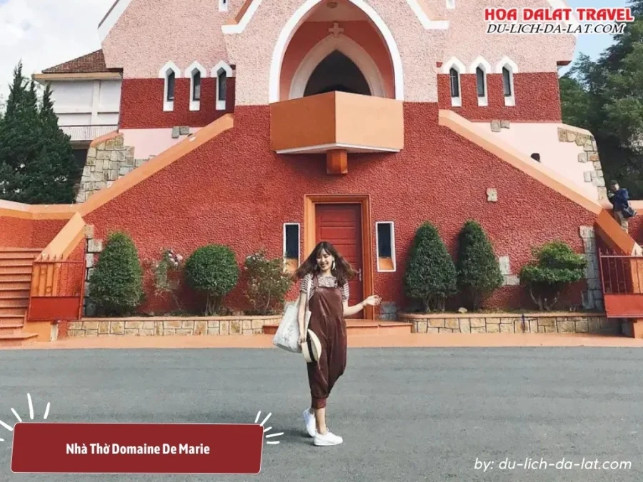 Tham quan chụp hình ở nhà thờ Domaine de Marie