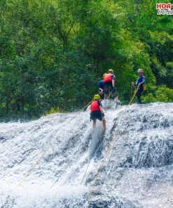 Tham gia trò chơi mạo hiểm tại thác Dantanla Đà Lạt