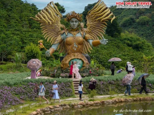 Du khách tham quan God Valley Đà Lạt