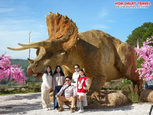 Du khách tham quan God Valley khi tham gia tour Quy Nhơn Đà Lạt 4 ngày 3 đêm