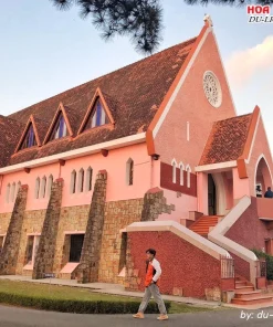 Chụp hình tại nhà thờ Domaine De Marie Đà Lạt