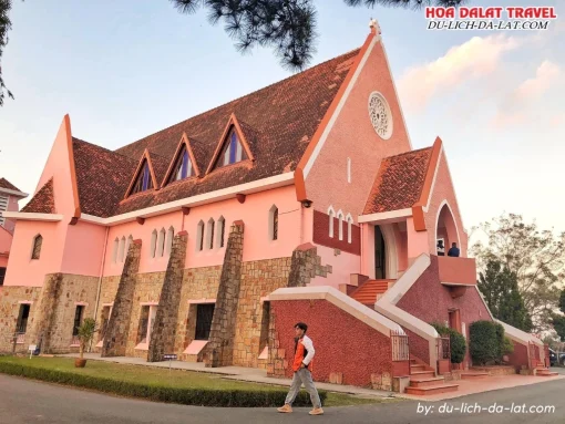 Chụp hình tại nhà thờ Domaine De Marie Đà Lạt