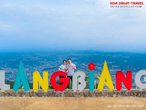 Cặp đôi check in ở Langbiang khi tham gia tour tuần trăng mật Đà Lạt 4 ngày 3 đêm