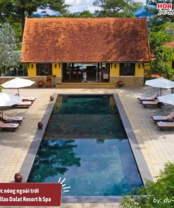 Hồ bơi nước nóng ngoài trời tại Ana Mandara Villas Dalat Resort & Spa bao quanh bởi khung cảnh thiên nhiên thơ mộng