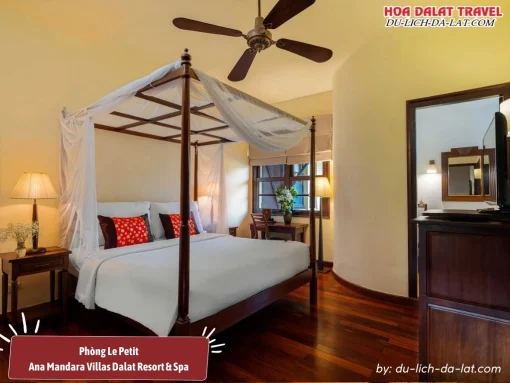 Phòng Le Petit tại Ana Mandara Villas Dalat mang đậm nét cổ điển và ấm cúng rộng khoảng 22m2, trang bị giường đôi với màn tứ trụ truyền thống, lò sưởi cổ bằng gang, công tắc điện cổ điển, quạt trần và sàn gỗ