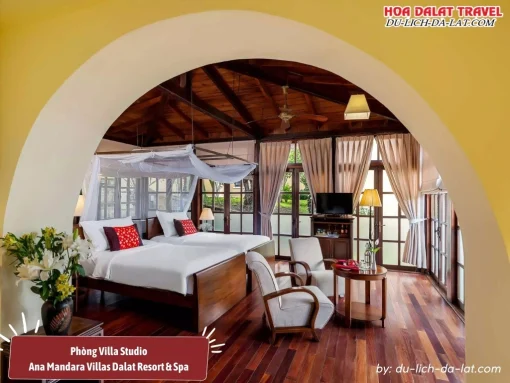 Phòng Villa Studio tại Ana Mandara Villas Dalat mang đậm phong cách kiến trúc Pháp cổ điển, diện tích 40m2, tiện nghi cao cấp như giường king, lò sưởi, quạt trần, tủ lạnh, phòng tắm