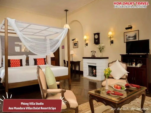 Phòng Villa Suite tại Ana Mandara Villas Dalat Resort & Spa diện tích 52m2, được trang bị giường King trên nền sàn gỗ gụ tự nhiên, tiện nghi phòng đầy đủ