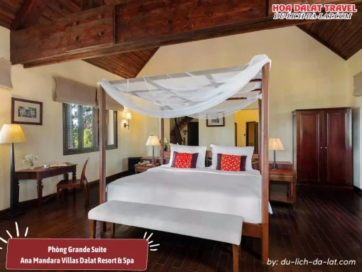 Phòng Grande Suite tại Ana Mandara Villas Dalat Resort & Spa cao cấp, được trang bị giường tứ trụ truyền thống, nội thất tinh tế và khu vực tiếp khách riêng biệt, có ban công riêng