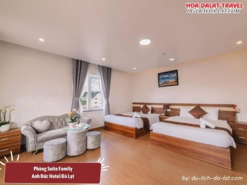 Phòng Suite Family tại khách sạn Anh Đức Đà Lạt có diện tích 32m2, trang bị 2 giường đôi kích thước 1m6 và một sofa lớn rộng rãi và tiện nghi