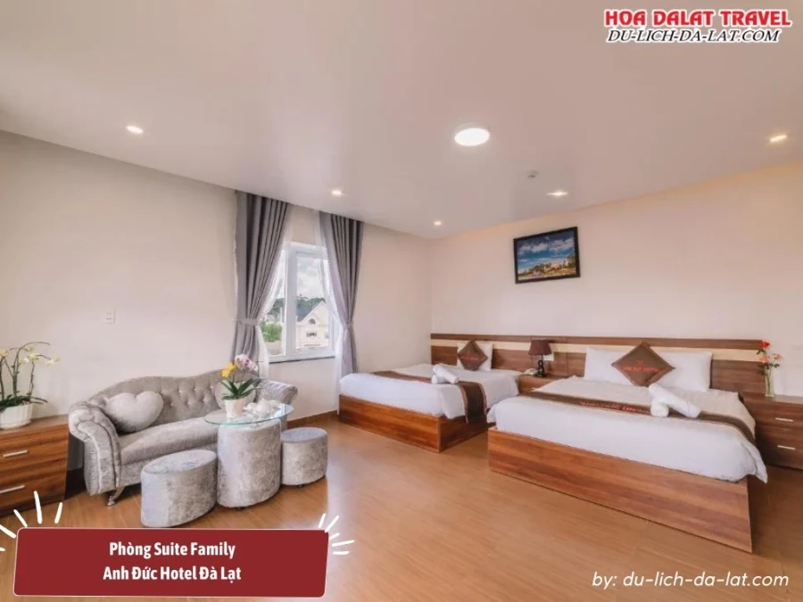 Phòng Suite Family tại khách sạn Anh Đức Đà Lạt có diện tích 32m2, trang bị 2 giường đôi kích thước 1m6 và một sofa lớn rộng rãi và tiện nghi