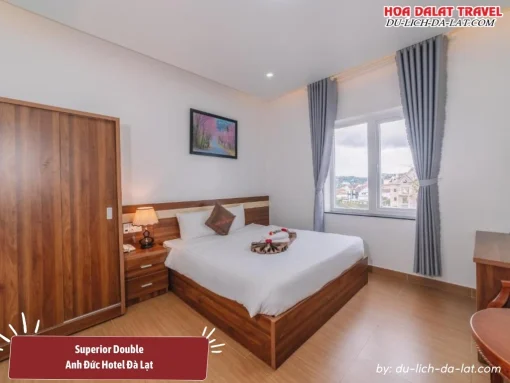 Phòng Superior Double tại Anh Đức Hotel Đà Lạt có diện tích khoảng 20m2, được trang bị một giường đôi kích thước 1m8, cửa sổ hướng phố, tiện nghi đầy đủ