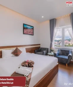 Phòng Deluxe Double tại Anh Đức Hotel diện tích 20m2, trang bị 1 giường đôi cỡ Queen, có cửa sổ hướng phố, không gian thoáng đãng