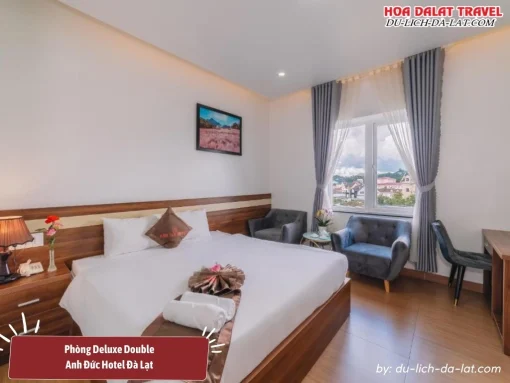 Phòng Deluxe Double tại Anh Đức Hotel diện tích 20m2, trang bị 1 giường đôi cỡ Queen, có cửa sổ hướng phố, không gian thoáng đãng