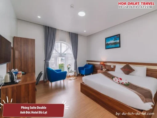 Phòng Suite Double tại Anh Đức Hotel diện tích 28m2, có giường đôi, phòng tắm riêng, minibar, TV, quạt điện, có cửa sổ thoáng đãng và tầm nhìn đẹp