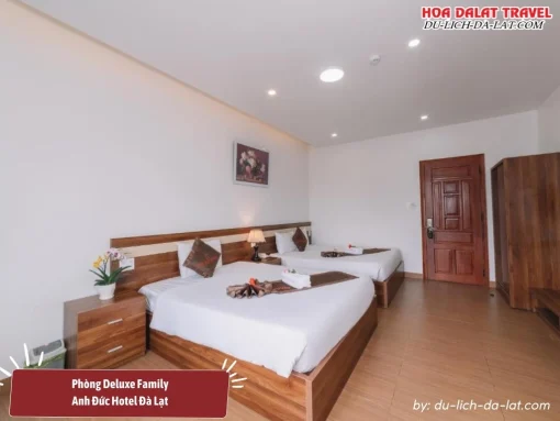 Phòng Deluxe Family tại khách sạn Anh Đức Đà Lạt có diện tích 28m2, trang bị 2 giường đôi, có cửa sổ lớn hướng phố, tiên nghi đầy đủ