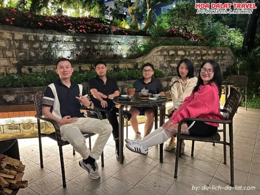 Du khách thư giãn với không gian lãng mạn về đêm ở Bạch Place Đà Lạt