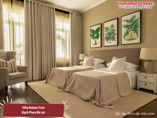 Phòng Villa Deluxe Twin tại Bạch Place Đà Lạt rộng 26m2, được trang bị hai giường đơn và ban công riêng, tiện nghi đầy đủ