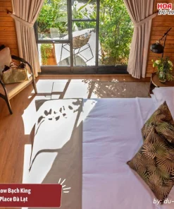 Phòng Bạch Place Đà Lạt tại Bạch Place Đà Lạt có diện tích 23m2, trang bị giường đôi cỡ lớn và đầy đủ tiện nghi hiện đại