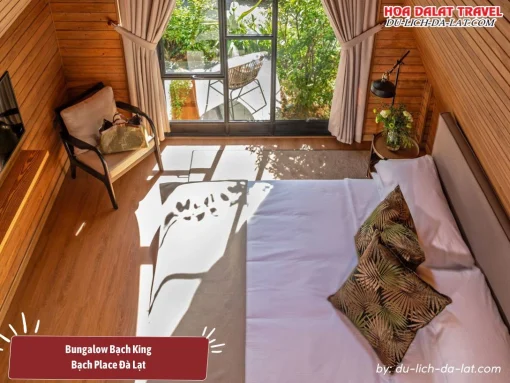 Phòng Bạch Place Đà Lạt tại Bạch Place Đà Lạt có diện tích 23m2, trang bị giường đôi cỡ lớn và đầy đủ tiện nghi hiện đại