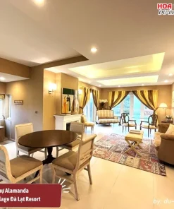 Biệt thự Alamanda tại Bình An Village Đà Lạt Resort có diện tích 178m2, 2 phòng, có nhà bếp đầy đủ tiện nghi, phòng khách và phòng ăn riêng biệt cùng các thiết bị giải trí hiện đại