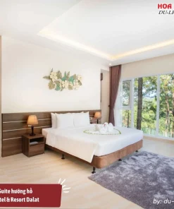 Phòng Premium Suite Hướng Hồ tại Cereja Hotel và Resort Dalat có diện tích 50m2, được thiết kế sang trọng với ban công và sân hiên riêng, tầm nhìn trực tiếp ra hồ Tuyền Lâm thơ mộng