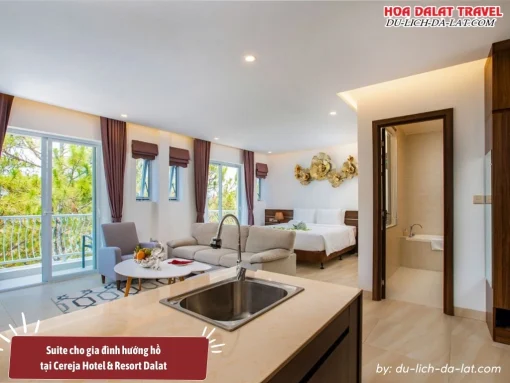 Phòng Suite cho gia đình hướng hồ tại Cereja Hotel và Resort Dalat có diện tích khoảng 50m2, có thể chứa tối đa 5 người lớn và 2 trẻ em, trang bị tiện nghi hiện đại đầy đủ