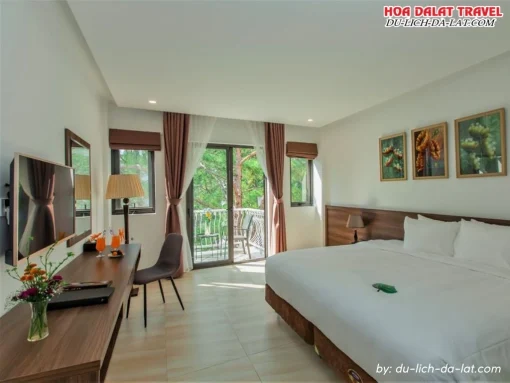 Phòng nghỉ Cereja Hotel Cereja Hotel & Resort Đà Lạt và Resort Đà Lạt trang bị đầy đủ tiện nghi hiện đại, với tầm nhìn hướng ra hồ hoặc rừng thông