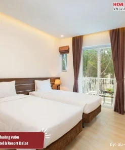 Phòng deluxe hướng vườn tại Cereja Hotel và Resort Dalat có diện tích 25m2, được trang bị nội thất gỗ cao cấp, đầy đủ tiện nghi như giường đôi hoặc hai giường đơn, tủ quần áo, TV màn hình phẳng, tủ lạnh, minibar, bàn làm việc và két sắt, có ban công hướng ra vườn và rừng thông