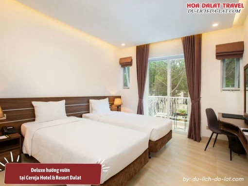 Phòng deluxe hướng vườn tại Cereja Hotel và Resort Dalat có diện tích 25m2, được trang bị nội thất gỗ cao cấp, đầy đủ tiện nghi như giường đôi hoặc hai giường đơn, tủ quần áo, TV màn hình phẳng, tủ lạnh, minibar, bàn làm việc và két sắt, có ban công hướng ra vườn và rừng thông