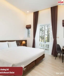 Phòng deluxe hướng hồ tại Cereja Hotel và Resort Dalat có diện tích 28m2, phòng tắm, phòng ngủ và ban côngđược trang bị đầy đủ tiện nghi như giường đôi hoặc hai giường đơn, tủ quần áo, TV màn hình phẳng, tủ lạnh, minibar, bàn làm việc và két sắt