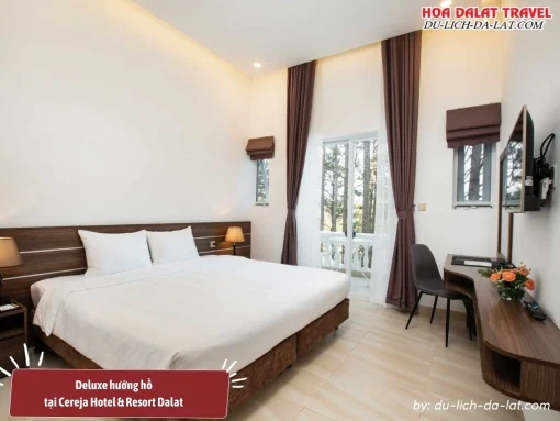 Phòng deluxe hướng hồ tại Cereja Hotel và Resort Dalat có diện tích 28m2, phòng tắm, phòng ngủ và ban côngđược trang bị đầy đủ tiện nghi như giường đôi hoặc hai giường đơn, tủ quần áo, TV màn hình phẳng, tủ lạnh, minibar, bàn làm việc và két sắt